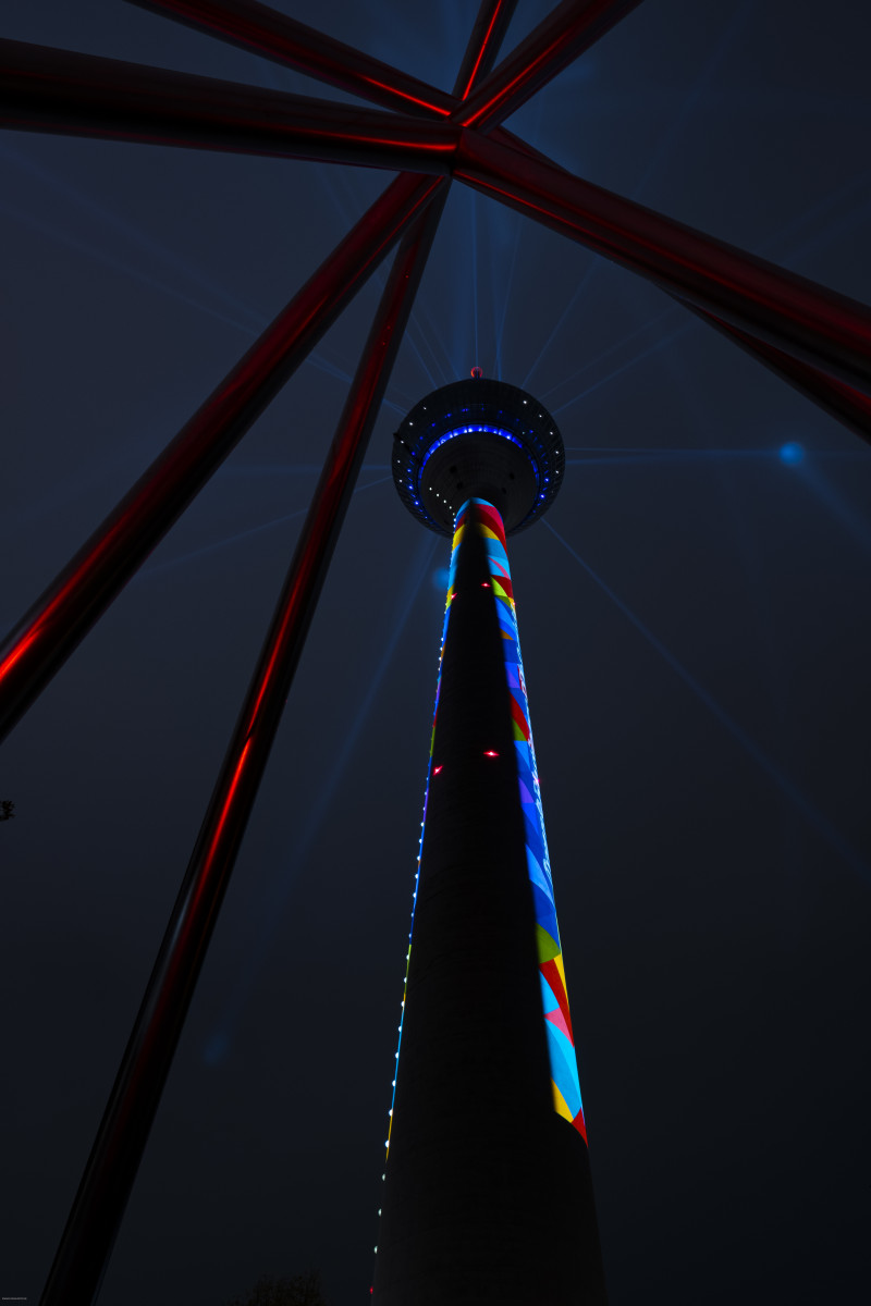 Düsseldorfer Fernsehturm von unten, bunt beleuchtet