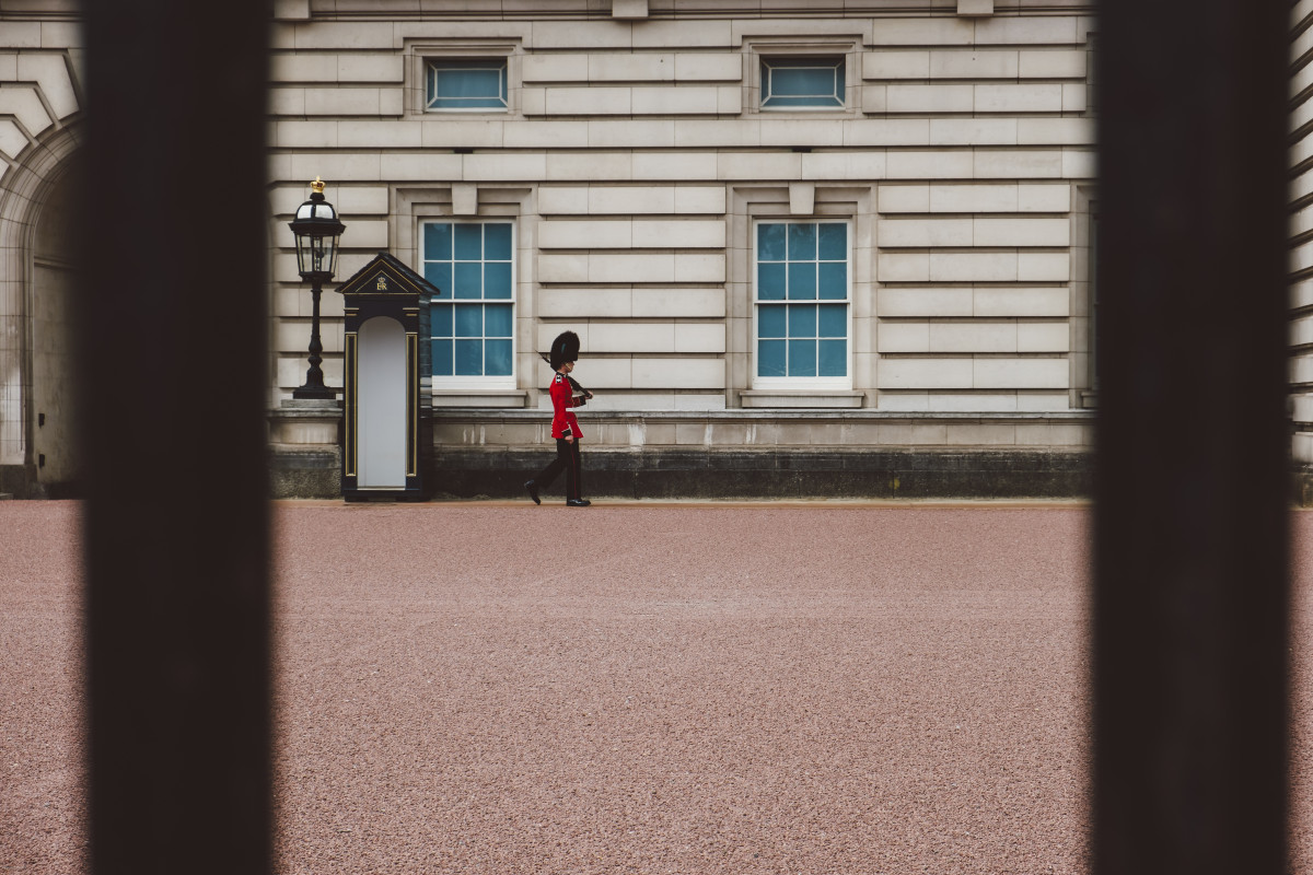 Britischer Soldat marschiert vor Buckingham-Palast