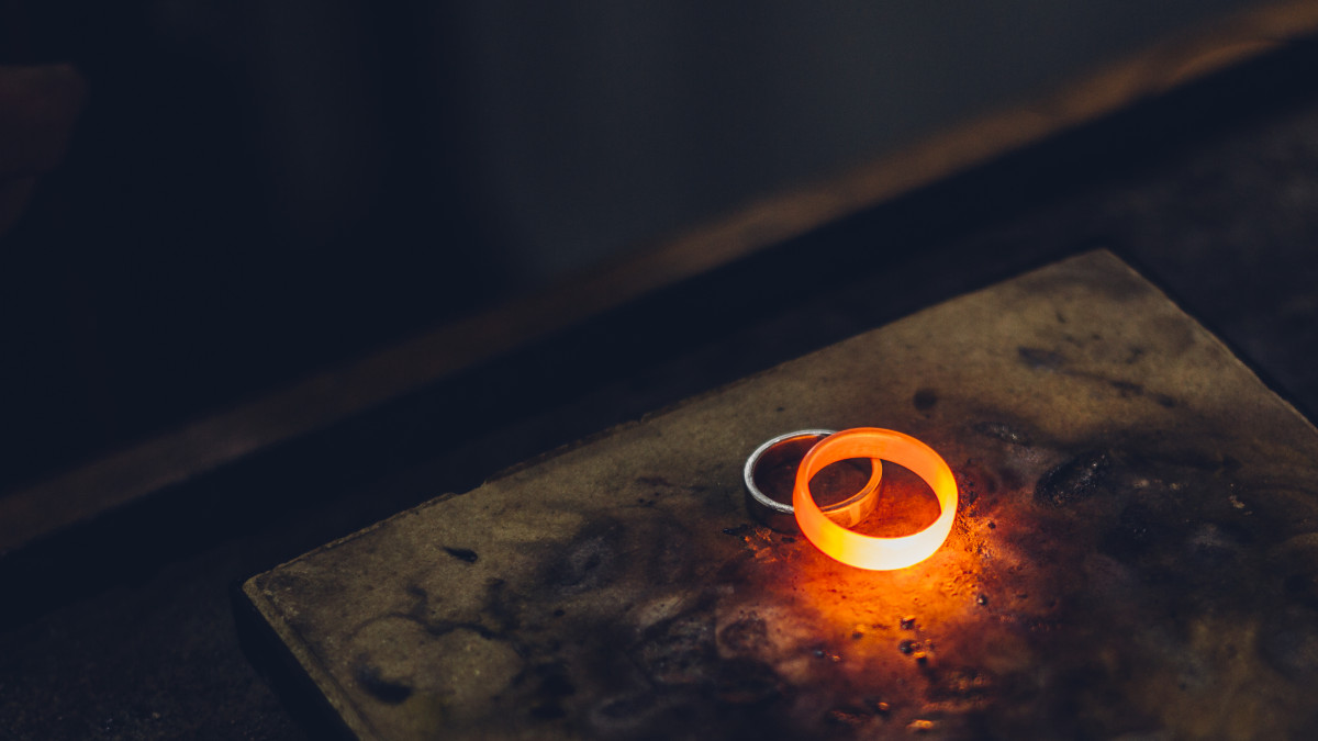 Glühender Ring auf Arbeitsplatte