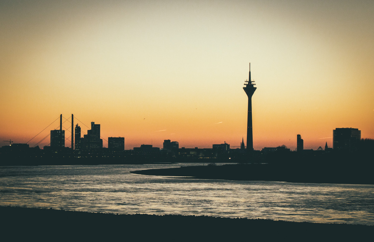 Düsseldorfer Stadtpanorama vor Sonnenaufgang