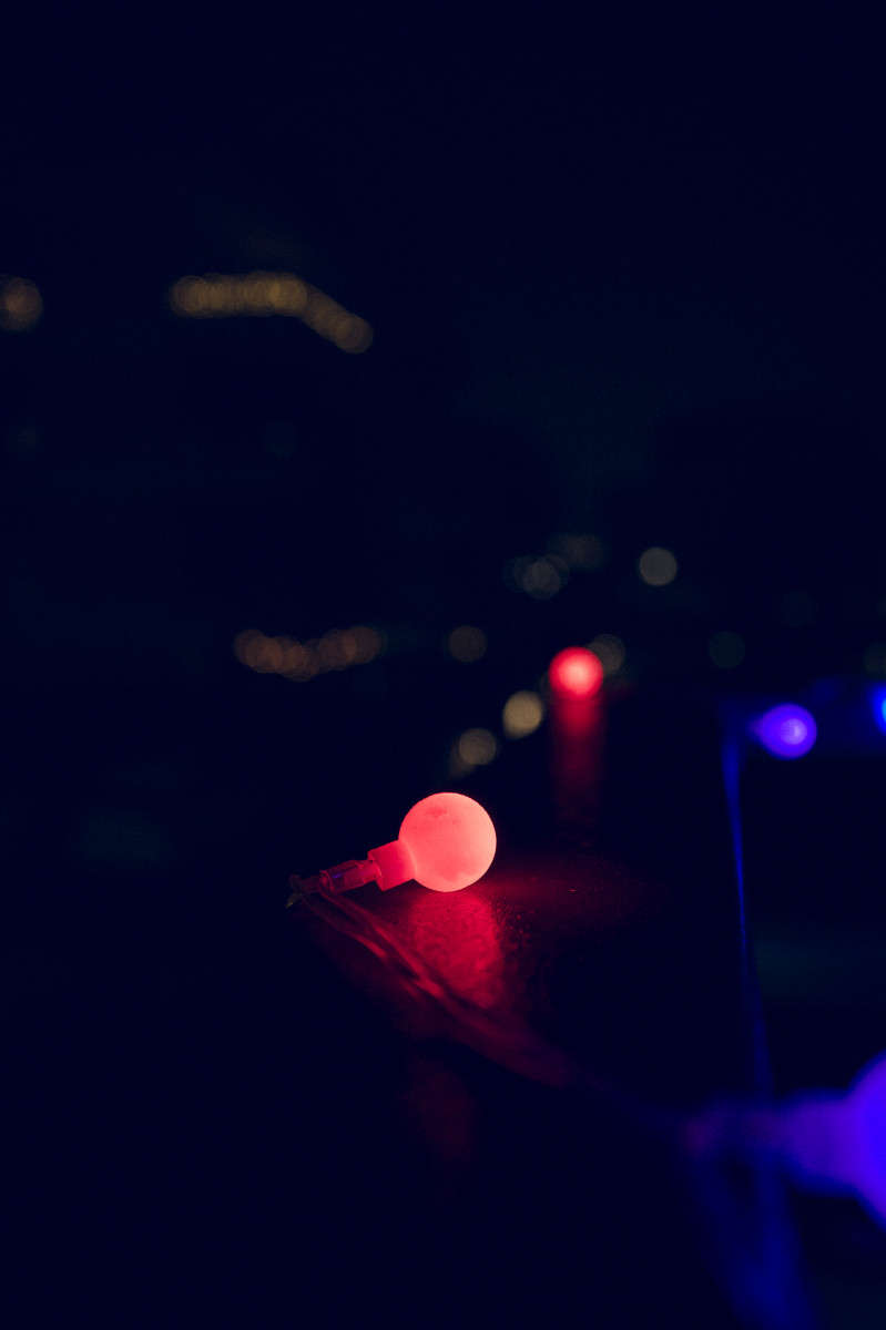 Rote Birne einer Lichterkette bei Nacht