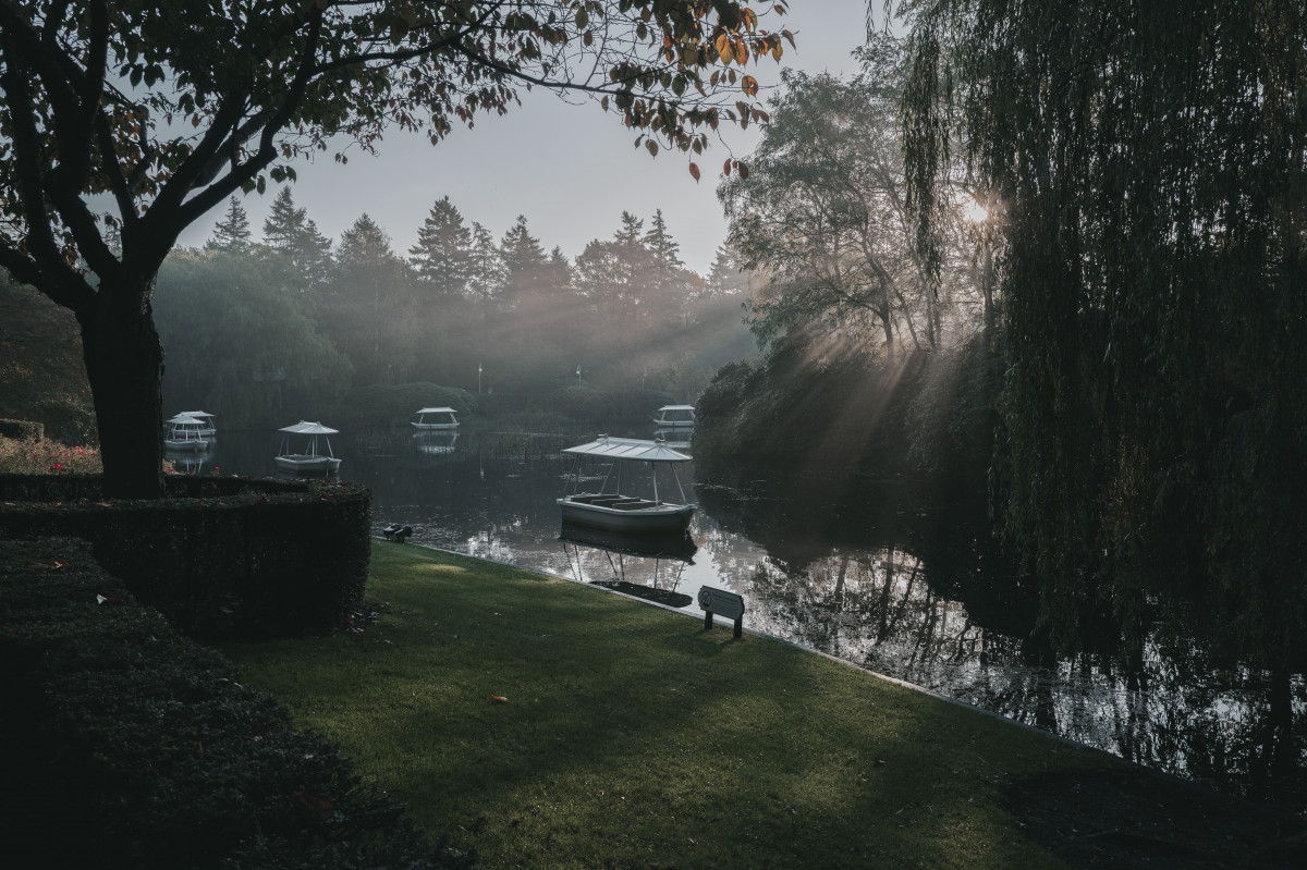 Kleines Motorboot auf See wird von Morgensonne angeleuchtet