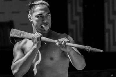 Maori-Kämpfer mit Speer und herausgestreckter Zunge