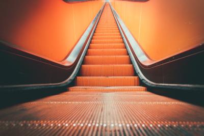 Rolltreppe mit orangenen Stufen