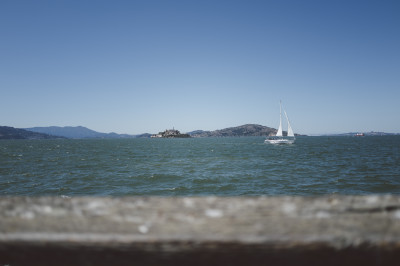 Gefängnisinsel Alcatraz im Meer mit vorbeifahrendem Segelboot
